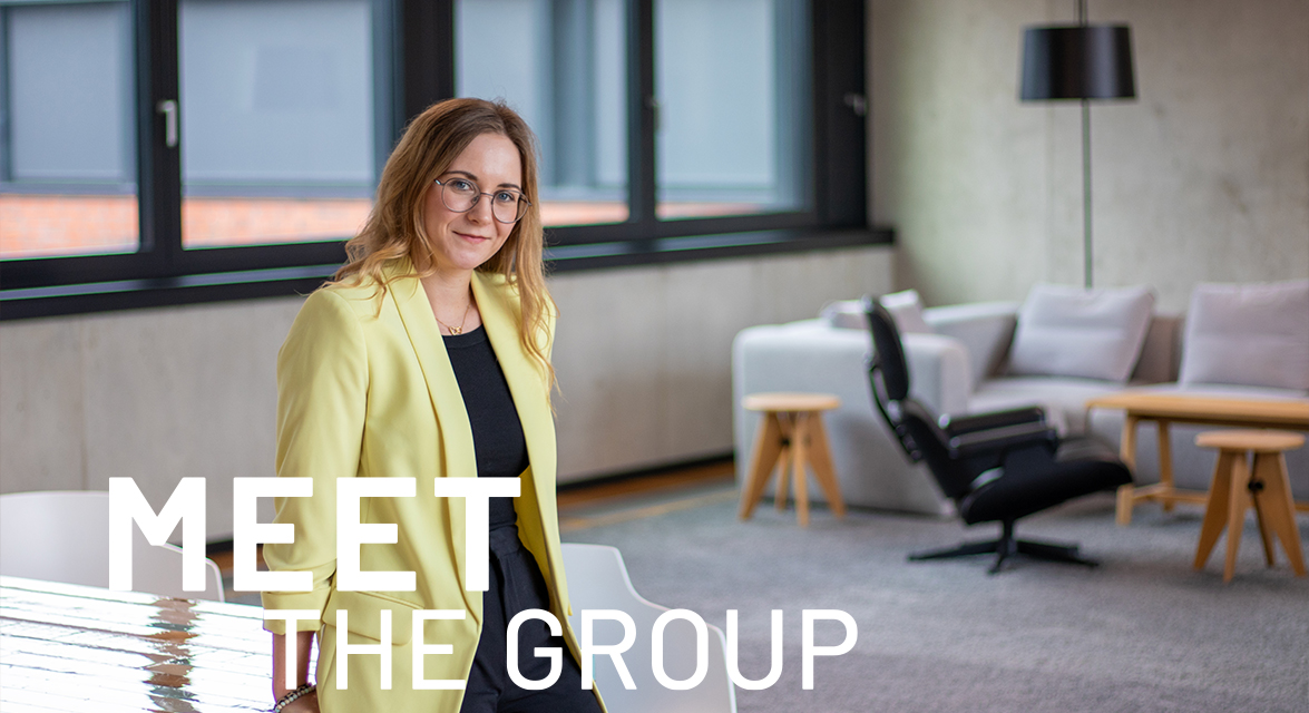 Sina Skusa aus dem Projektmanagement der Brüning Group, die an einem Tisch lehnt