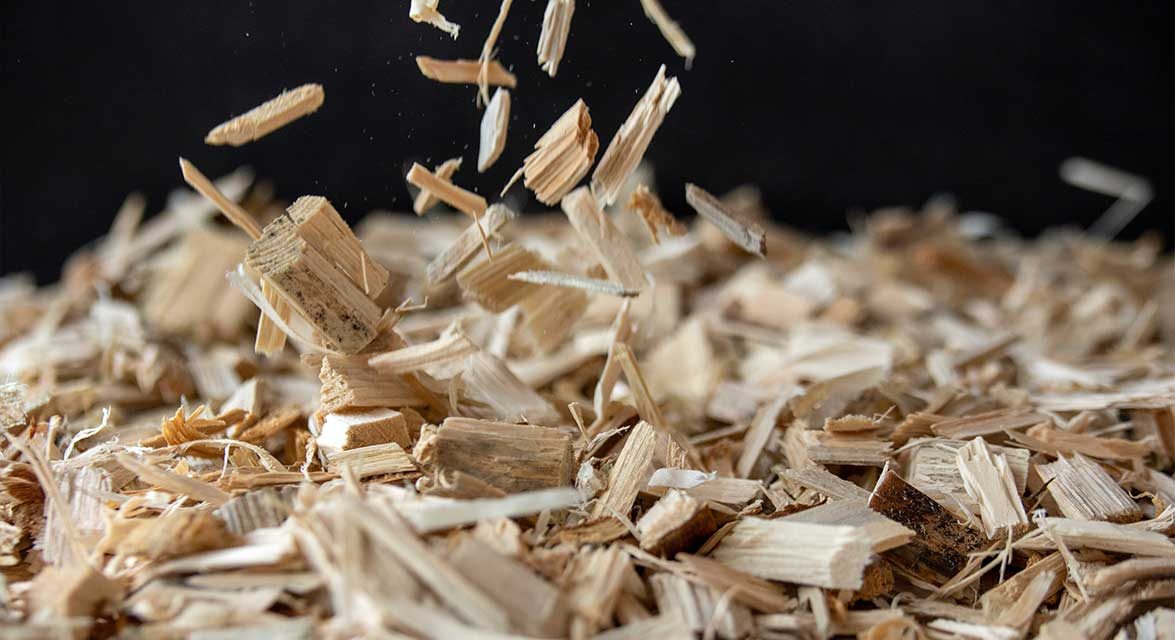 Hackschnitzel vor schwarzem Hintergrund