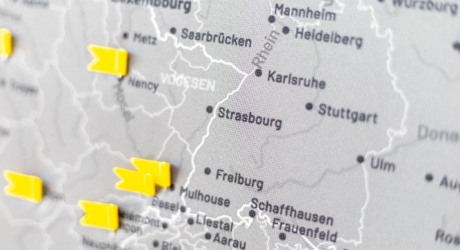 Graue Landkarte mit gelben Pins und Fokus auf Strasbourg, wo 2026 das internationale BAV-Meeting stattfand, um unter anderem den Altholzmarkt in Frankreich zu diskutieren